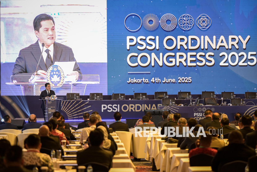 Ketua Umum PSSI Erick Thohir menyampaikan sambutan pada Kongres Biasa PSSI 2025 di Hotel The Ritz-Carlton, Jakarta, Rabu (4/6/2025). Kongres tersebut beragendakan penyampaian laporan kegiatan PSSI 2024/2025 dan rencana program PSSI 2025/2026 serta pembahasan penerimaan, pemberhentian dan perubahan nama dan domisili anggota PSSI. 