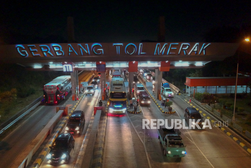 Antrean kendaraan di Gerbang Tol Merak, Cilegon,  Banten.