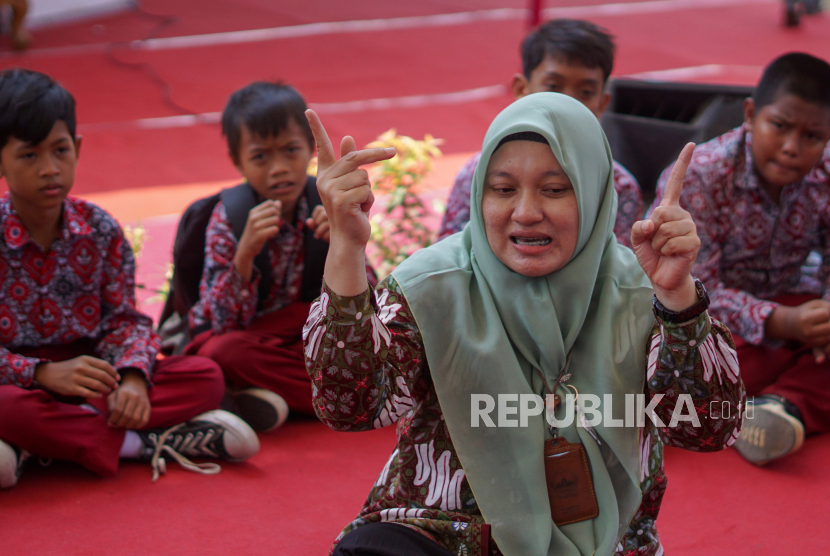 Guru SLB mempraktekkan cara berkomunikasi menggunakan bahasa isyarat kepada siswa di Pekalongan, Jawa Tengah.