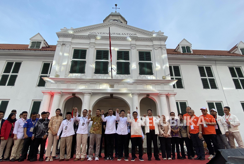 Ketua KPU Provinsi Jakarta Wahyu Dinata bersama cagub-cawagub DKI Jakarta nomor urut 1 Ridwan Kamil-Suswono, cagub-cawagub nomor urut 2 Dharma Pongrekun-Kun Wardana, dan cagub-cawagub nomor urut 3 Pramono Anung-Rano Karno mengikuti deklarasi kampanye damai untuk Pilgub Jakarta 2024 di Museum Fatahilah, Kota Tua, Jakarta, Selasa (24/09/2024). Ketiga pasangan peserta Pilgub DKI Jakarta dan partai-partai pengusungnya sepakat mewujudkan pemilihan yang aman, tertib, dan damai, serta berintegritas tanpa hoaks, tanpa politisasi SARA, dan tanpa politik uang. 