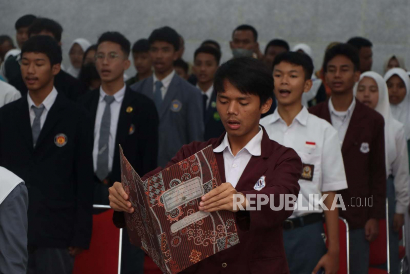 Perwakilan pelajar SMA di Sukabumi mengikuti deklarasi antikekerasan yang digelar Polres Sukabumi Kota, Jawa Barat, Senin (20/3/2023).