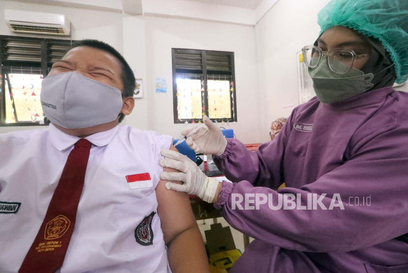  Seorang petugas kesehatan memberikan dosis vaksin COVID-19 kepada seorang siswa sekolah dasar selama perjalanan vaksinasi untuk anak-anak antara usia enam hingga 11 tahun. Badan Intelijen Negara Daerah (Binda) Provinsi Kepulauan Riau (Kepri) menyelenggarakan vaksinasi perdana untuk anak berusia 6-11 tahun. Binda Kepri menggandeng lintas instansi untuk membantu kelancaran vaksinasi yang dilakukan di 12 titik lokasi berbeda itu.
