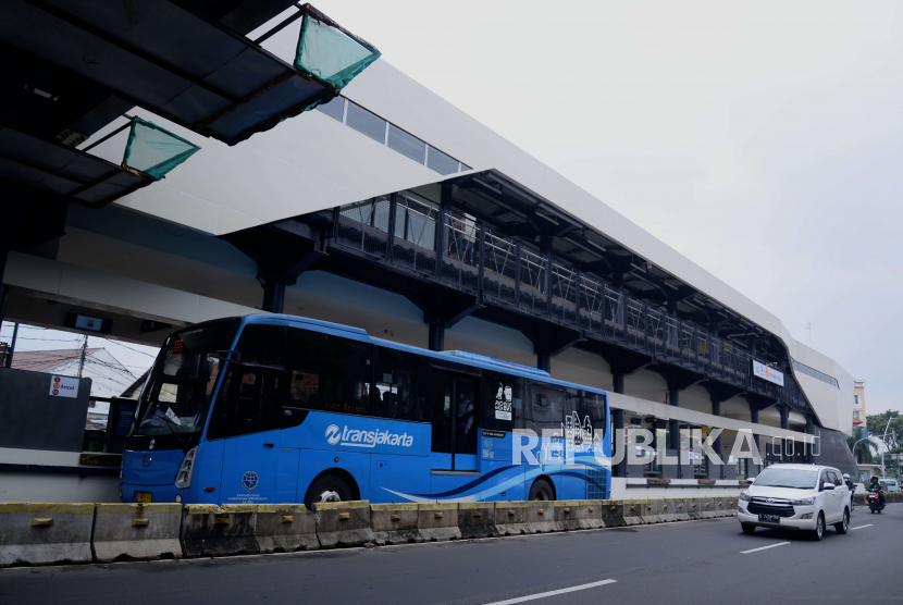 Bus Transjakarta. BUMD DKI Jakarta, PT Transportasi Jakarta (TransJakarta) menambah armada untuk mendukung kebutuhan angkutan malam pergantian tahun di Ibu Kota mulai Sabtu (31/12) hingga Ahad (1/1/2023) dini hari.