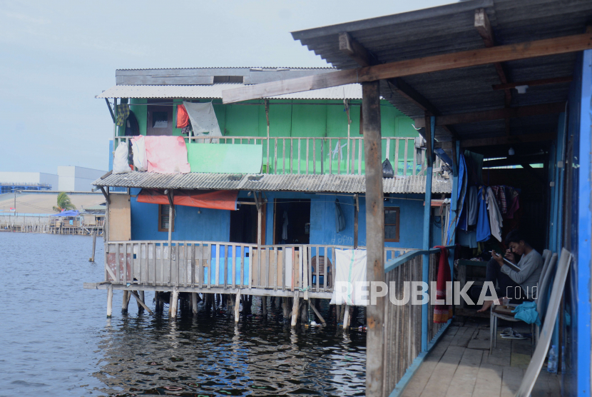Warga beraktivitas di hunian yang berada diatas laut di kawasan Penjaringan, Jakarta Utara, Senin (30/1/2023). Bank Dunia mengusulkan kepada pemerintah Indonesia untuk mengubah batas garis kemiskinan.