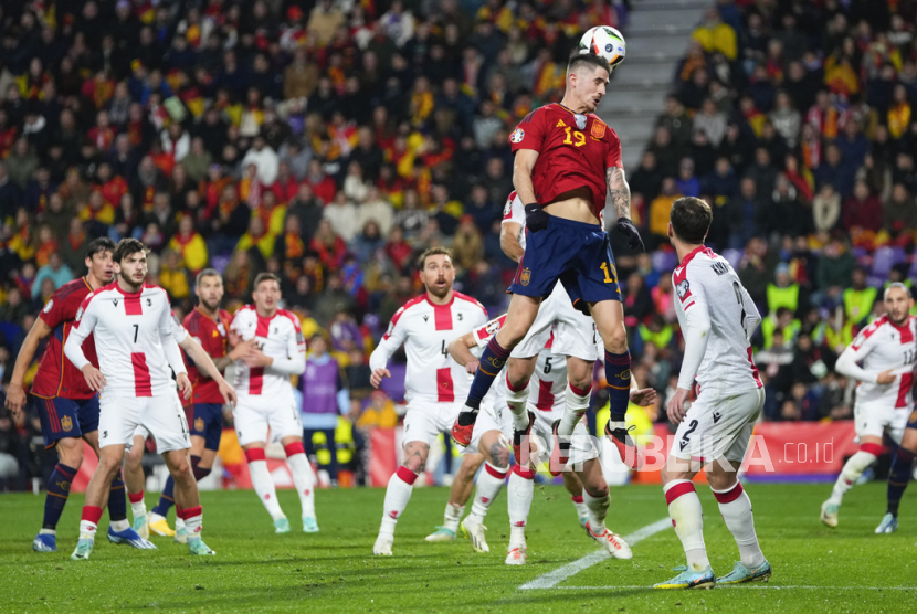 Oihan Sancet dari Spanyol melompat saat ia mencoba menyundul bola selama pertandingan sepak bola kualifikasi grup A Euro 2024 antara Spanyol dan Georgia di Stadion Jose Zorrilla di Valladolid, Spanyol, Senin (20/11/2023)dini hari WIB.