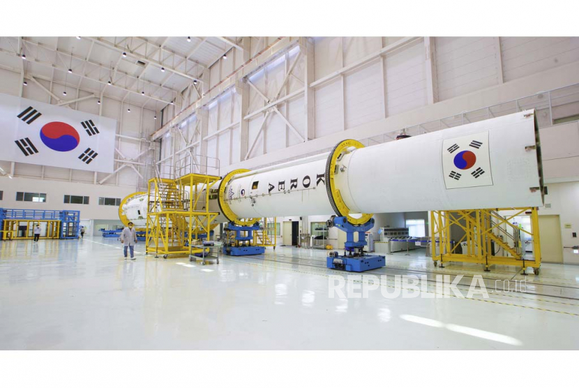 FILE - Dalam foto yang dirilis oleh Korea Aerospace Research Institute ini, roket Nuri terlihat di Naro Space Center di Goheung, Korea Selatan, pada 28 Maret 2023. Korea Selatan berencana untuk melakukan peluncuran pertama satelit tingkat komersial di atas kapal roket buatan dalam negeri bulan depan sebagai bagian dari program pengembangan ruang angkasa, kata para pejabat Selasa, 11 April. 