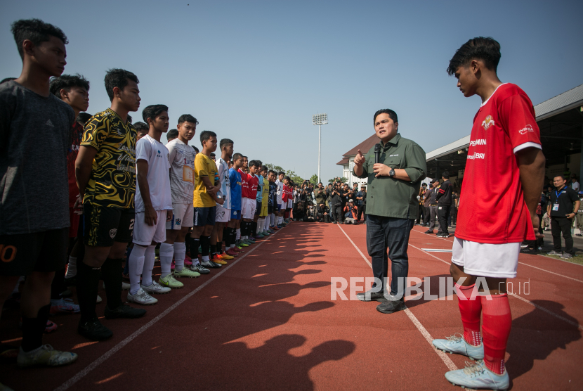 Ketua Umum PSSI Erick Thohir (kedua kanan) berbincang dengan calon pemain timnas sepak bola Indonesiaa U-17 yang mengikuti seleksi di Stadion Sriwedari, Solo, Jawa Tengah, Ahad (23/7/2023). 