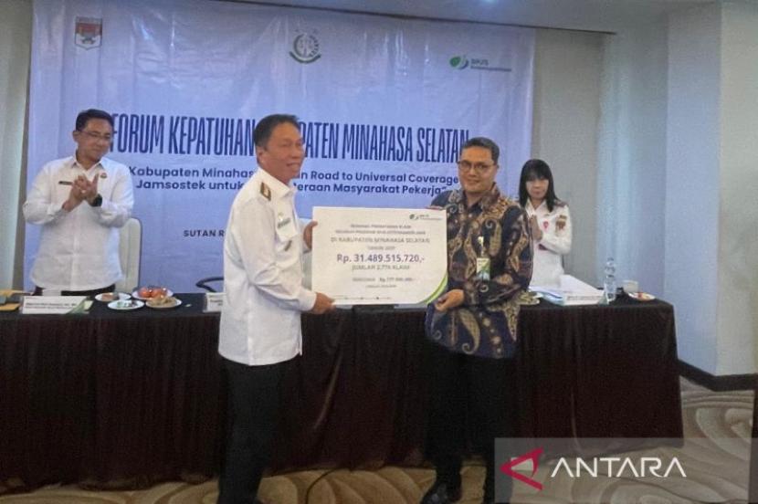 Minahasa Selatan beri perangkat desa jaminan sosial Ketenagakerjaan.