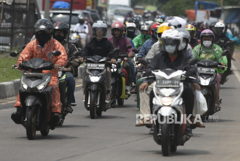 Sejumlah pengendara motor melintasi jalur Pantura Palimanan di Cirebon, Jawa Barat.