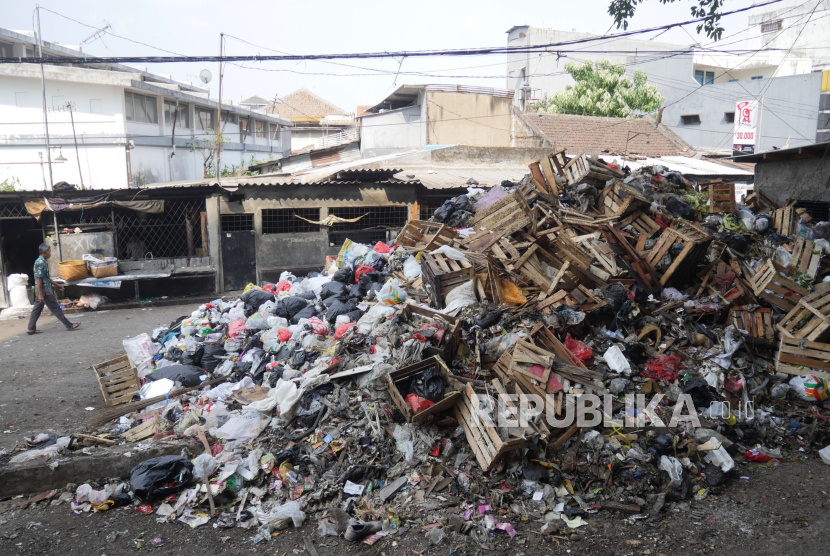 Sampah masih menumpuk dan menimbulkan bau busuk cukup menyengat di kawasan Pasar Kosambi Kota Bandung.