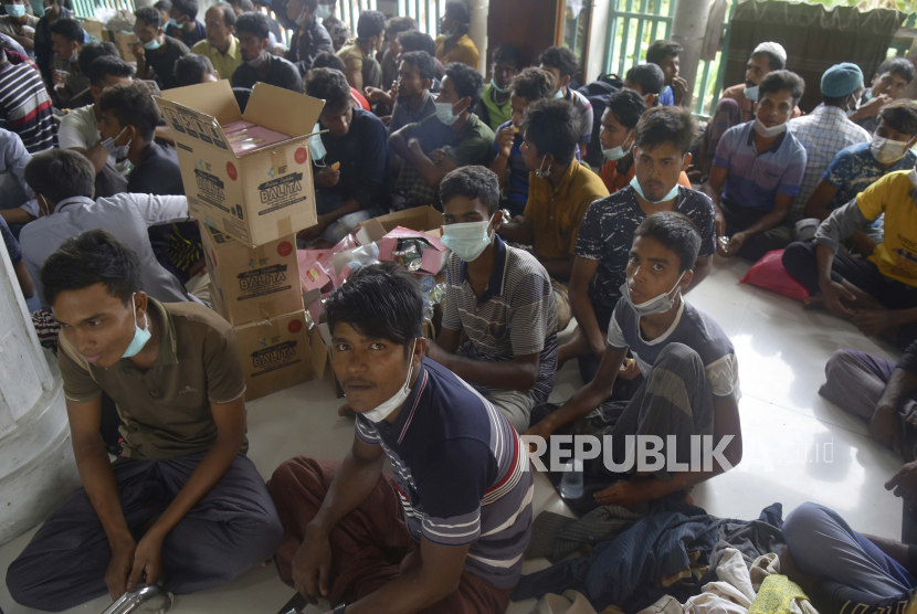 Pengungsi etnis Rohingya berkumpul di tempat penampungan sementara di Aceh Utara, Indonesia, Selasa, 15 November 2022. Lebih dari 100 Muslim Rohingya yang bepergian dengan perahu ditemukan di sepanjang pantai provinsi Aceh, Indonesia, Selasa.