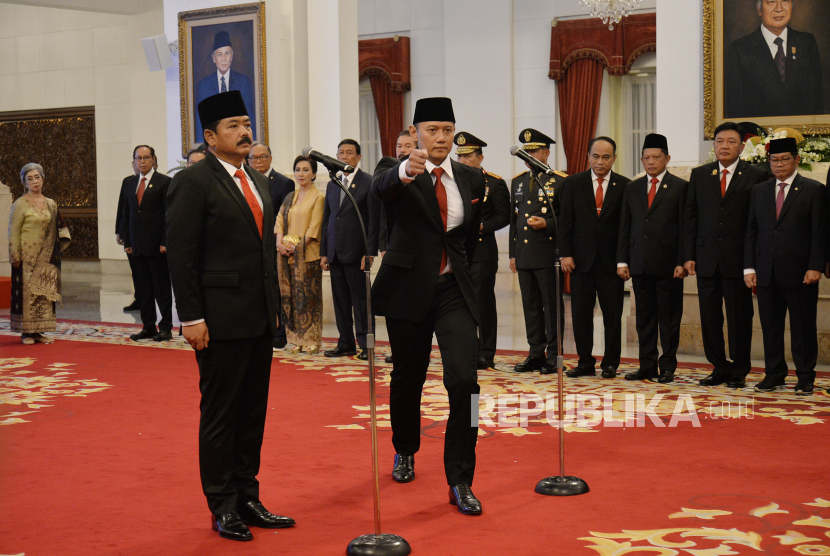 Menko Polhukam Hadi Tjahjanto dan Menteri ATR/BPN Agus Harimurti Yudhoyono saat dilantik Presiden Joko Widodo di Istana Merdeka, Jakarta, Rabu (21/2/2024). 