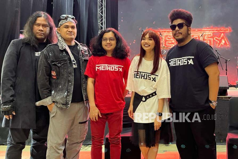 Band Methosa yang beranggotakan Mansen Munthe (vokalis), Rina Nose (vokalis), Kelana Halim (bass), Dami (gitar), dan Raden Agung (synthesizer) dalam jumpa pers di M Bloc Space, Jakarta Selatan, Jumat (8/3/2024). 