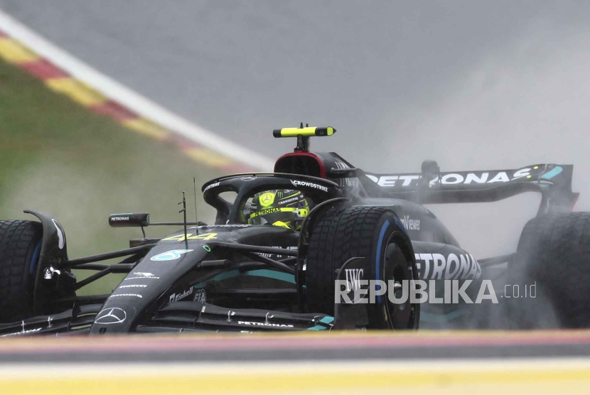 Pembalap Mercedes Lewis Hamilton 