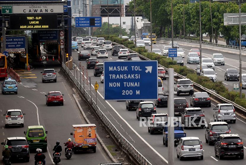 Sejumlah kendaraan mellintas di ruas Tol Dalam Kota, Jalan MT Haryono, Cawang, Jakarta, Ahad (1/11). Pemerintah daerah diminta lebih tegas menjatuhkan sanksi kepada pelanggar protokol kesehatan saat libur akhir tahun.