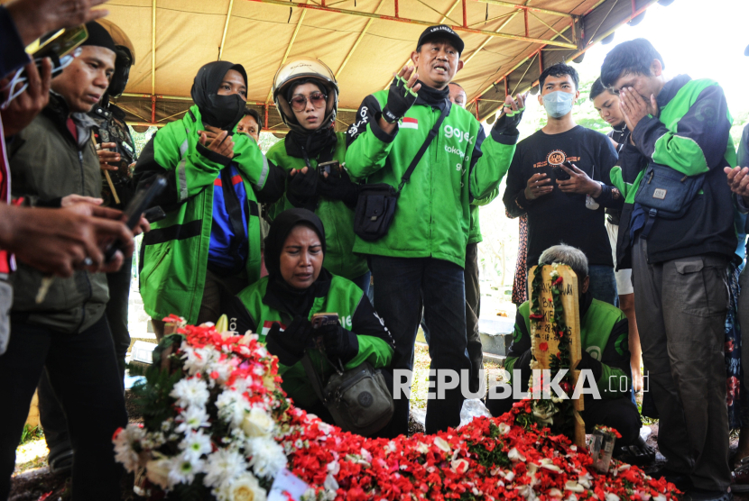 Para kerabat berdoa di makam Affan Kurniawan (21) di TPU Karet Bivak, Jakarta, Jumat (29/8/2025). Affan Kurniawan yang merupakan driver ojek online tersebut meninggal dunia setelah dilindas mobil kendaraan taktis (Rantis) Brimob saat terjadinya bentrok dengan polisi di kawasan Pejompongan, Jakarta. Pemakaman Affan dikawal dan dihadiri oleh ribuan driver ojol.