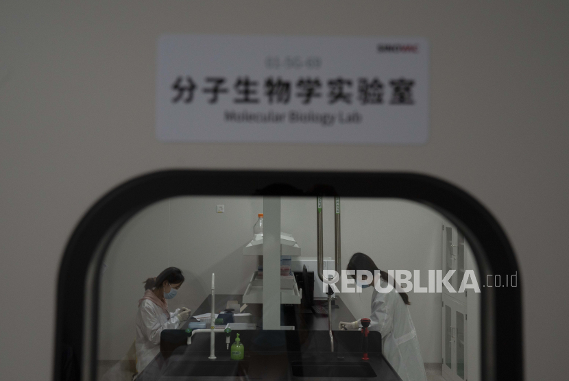 Pekerja beraktivitas di Lab Biologi Molekuler di pabrik vaksin SinoVac di Beijing, (ilustrasi).