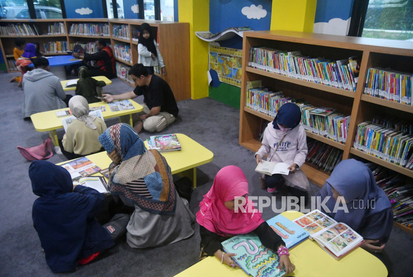 Pengunjung membaca buku di Perpustakaan dan Galeri Kota Bogor, Jawa Barat, Selasa (2/1/2024). Sejumlah orangtua bersama anaknya memanfaatkan masa liburan sekolah dengan mengunjungi Perpustakaan dan Galeri Kota Bogor sebagai upaya meningkatkan minat baca.