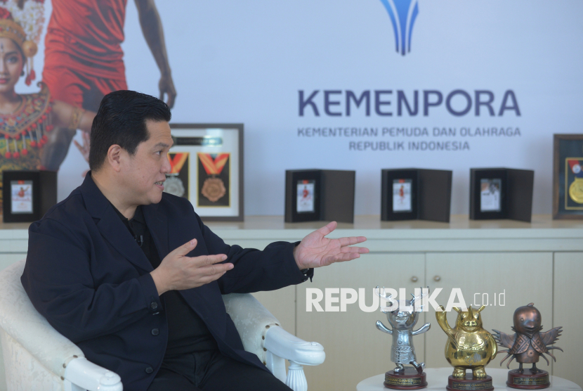 Menteri Pemuda dan Olahraga Erick Thohir saat diwawancarai Republika di Kantor Kemenpora, Jakarta, Senin (22/9/2025).