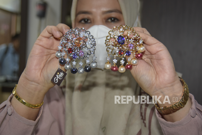 Pedagang mutiara menunjukkan produk perhiasan berbahan emas dan mutiara Lombok di Kecamatan Sekarbela, Mataram, NTB, Jumat (29/10/2021). 