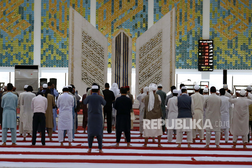 Orang-orang melakukan sholat subuh di Masjid Agung Faisal, di Islamabad, Pakistan, Senin, 3 Mei 2021.