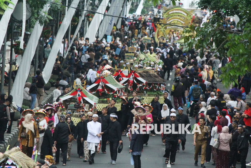 Ribuan peserta mengikuti kirab budaya atau karnaval Jabar Hudang dalam rangka perayaan HUT Provinsi Jawa Barat (Jabar) ke-80, di Kota Bandung, Selasa (19/8). Karnaval yang diikuti seluruh kota dan kabupaten di Jabar ini mengangkat spirit kebangkitan hasil pertanian, industri dan UMKM lokal.