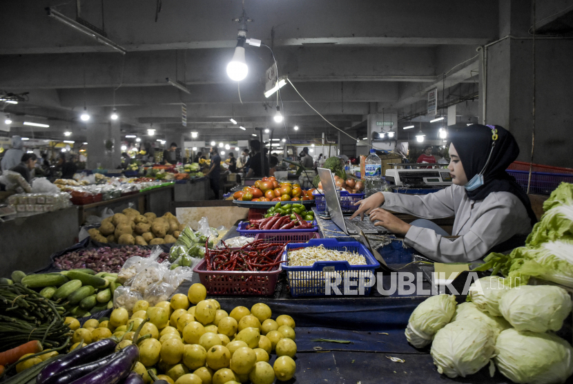 Pedagang sayuran beraktivitas di kiosnya di Pasar Kosambi, Kota Bandung, Rabu (29/12). Gubernur Bank Indonesia (BI) Perry Warjiyo menekankan upaya pengendalian inflasi akan diperkuat.