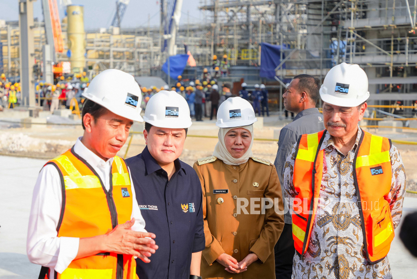 Presiden Joko Widodo (kiri) saat peninjauan proyek pembangunan smelter di KEK JIIPE, Gresik, Jawa Timur, Selasa (20/6/2023).