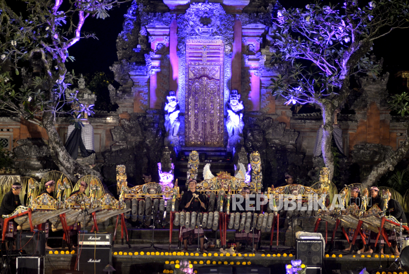 Seniman yang tergabung dalam kelompok Jegog Suar Agung menampilkan kesenian tradisional gamelan Jegog saat Lokaswara Festival di Ubud, Gianyar, Bali, Sabtu (19/9/2020). Festival musik yang juga disiarkan secara live streaming tersebut diharapkan dapat menghidupkan kembali industri pariwisata nasional khususnya di Pulau Dewata dan menghibur masyarakat untuk menikmati pertunjukkan musik secara aman di tengah pandemi COVID-19. 