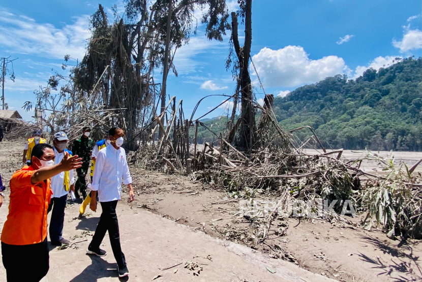 Foto selebaran yang disediakan oleh Istana Kepresidenan Indonesia menunjukkan Presiden Indonesia Joko Widodo (4-L) mengunjungi daerah yang terkena dampak letusan Gunung Semeru di Lumajang, Indonesia, 7 Desember 2021. 