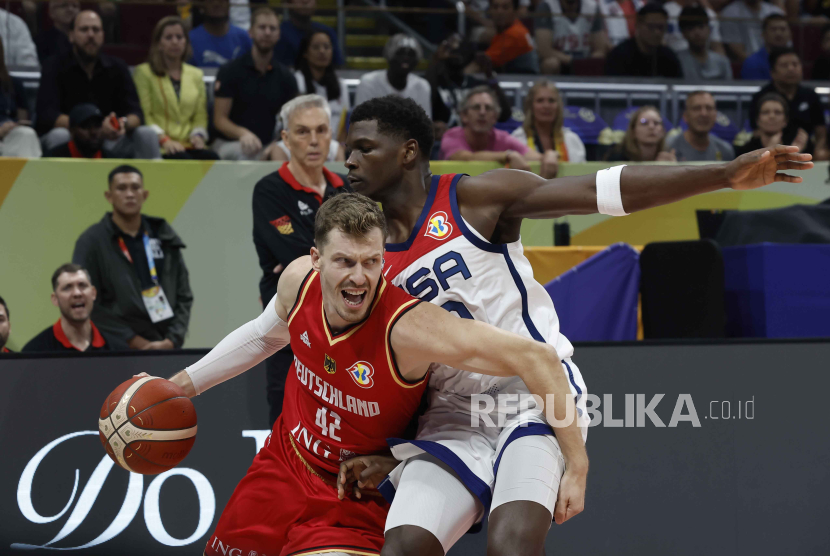 Pemain Jerman Andreas Obst (kiri) dijaga Anthony Edwards dari AS pada semifinal FIBA Basketball World Cup 2023. 