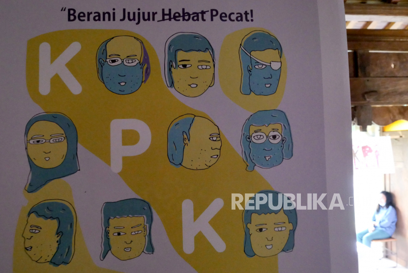 Beberapa poster kritik KPK terpasang dalam rangka Memperingati Hari Lahir Pancasila di Yogyakarta, Selasa (1/6). Pameran poster dengan tajuk Berani Jujur Pecat ini menampilkan 50an poster. Sebagai bentuk kritik terhadap pelemahan terhadap lembaga antirasuah KPK.