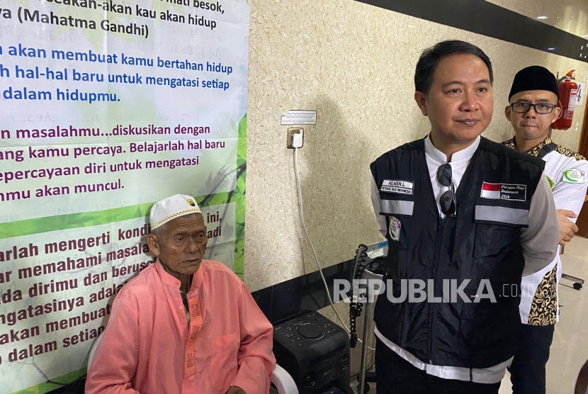 Director General of Hajj and Umrah Organization (PHU) of the Ministry of Religious Affairs, Hilman Latief visited elderly worshipers at the clinic of Indonesian Hajj Health Office (KKH), Makkah, Monday (25/6/2024).