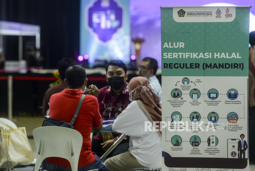 Petugas memberikan penjelasan kepada pengunjung terkait pendaftaran sertifikasi halal gratis saat Festival Halal Indonesia di Asrama Haji Pondok Gede, Jakarta, Rabu (14/12/2022). BPJPH menggelar Festival Halal Indonesia untuk  mendukung dan berperan serta aktif dalam menumbuhkan ekosistem halal di Indonesia dalam rangka memperingati HUT ke-5 BPJPH. Simak, Begini Alur Pengajuan Sertifikasi Halal Via Pusaka Kemenag Super Apps