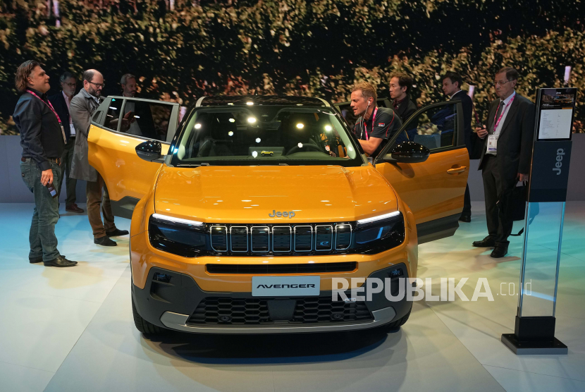 Orang-orang berkumpul di sekitar SUV Jeep Avenger bertenaga listrik di Paris Car Show Senin, 17 Oktober 2022 di Paris.