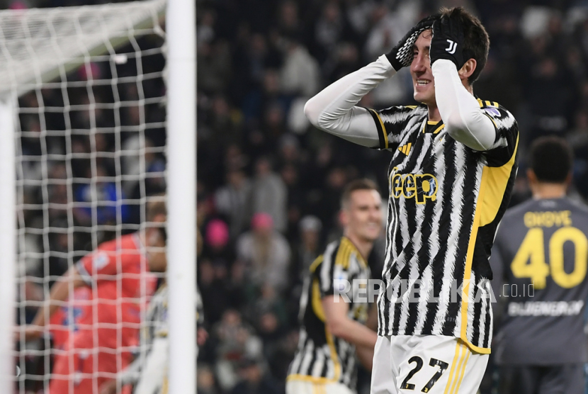 Andrea Cambiaso dari Juventus kecewa saat gagal memasukan peluang gol saat pertandingan sepak bola Serie A antara Juventus dan Udinese, di Turin, Italia, Selasa, (13/2/2024).