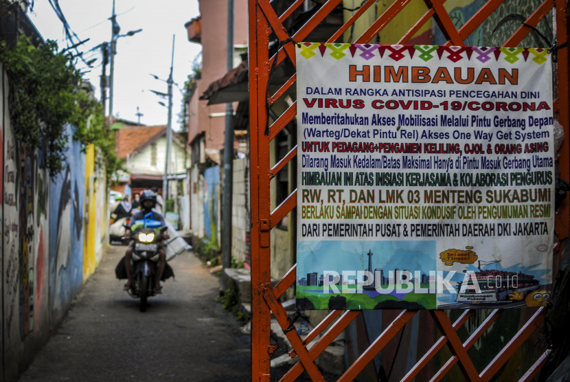 Spanduk pemberitahuan antisipasi penyebaran Covid-19 yang terpasang saat pemberlakuan pembatasan kegiatan masyarakat (PPKM) skala mikro hari pertama di kawasan Menteng, Jakarta, Selasa (9/2). Pemerintah mulai menerapkan PPKM skala mikro mulai 9-22 Februari 2021 untuk tujuh provinsi yakni DKI Jakarta, Jawa Barat, Banten, Jawa Tengah, Yogyakarta, Jawa Timur, dan Bali. Republika/Putra M. Akbar