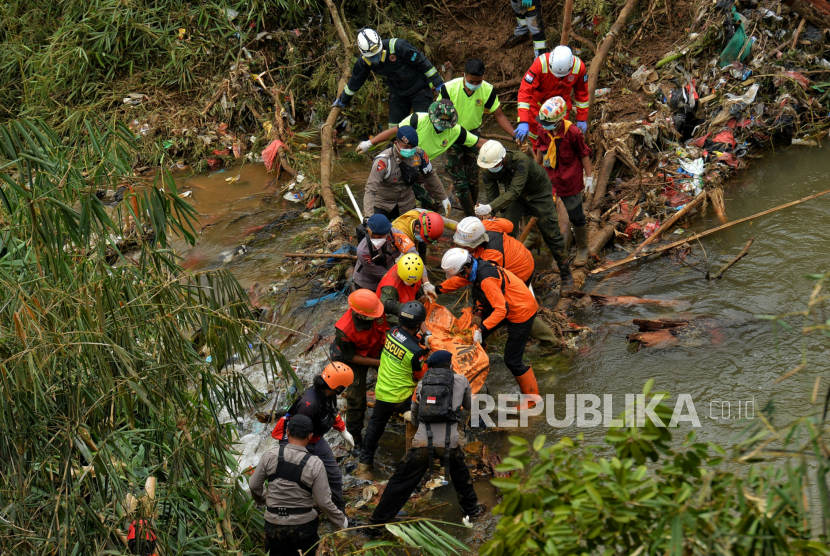 Tim SAR gabungan melakukan evakuasi korban tertimbun longsor gempa bumi di Warung Sate Sinta, Cugenang, Kabupaten Cianjur, Jawa Barat. Berdasarkan data Badan Nasional Penanggulangan Bencana (BNPB) pada Jumat (2/12/2022), sebanyak 11 orang korban gempa masih dalam pencarian.