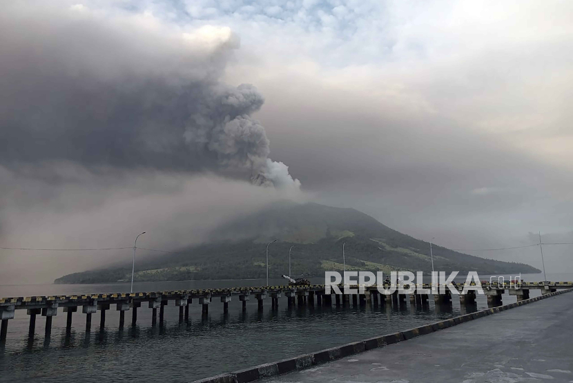 Mount Ruang volcano is seen during the eruption from Tagulandang island, Indonesia, Thursday, April 18, 2024. Indonesian authorities closed an airport and residents left homes near an erupting volcano Thursday due to the dangers of spreading ash, falling rocks, hot volcanic clouds and the possibility of a tsunami.  