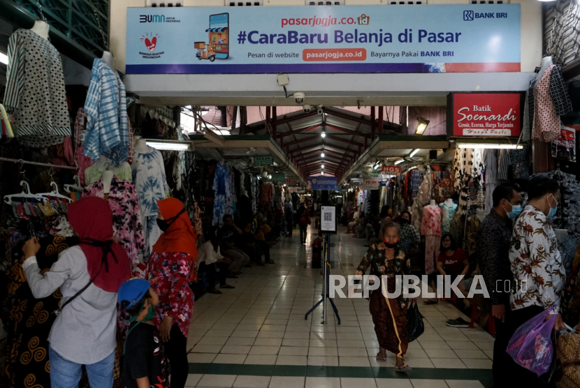 Pengunjung berada di kawasan Pasar Tradisional Beringharjo, Yogyakarta