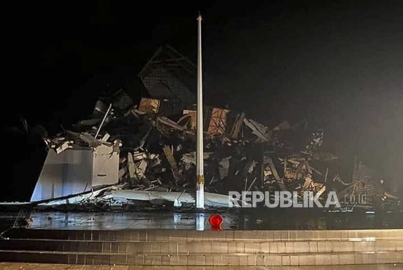 Gambar selebaran yang disediakan oleh Badan Pencarian dan Penyelamatan Nasional Indonesia (BASARNAS) menunjukkan bangunan runtuh setelah gempa berkekuatan 6,2 skala Richter di Mamuju, Sulawesi Barat, Indonesia, 15 Januari 2021. Sedikitnya tiga orang tewas dan puluhan luka-luka.