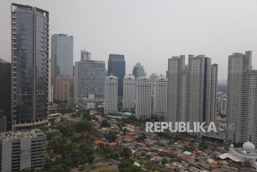 Suasana gedung bertingkat di Jakarta, Selasa (12/10/2021). Ekonomi Indonesia dipastikan tidak seperti Sri Lanka.