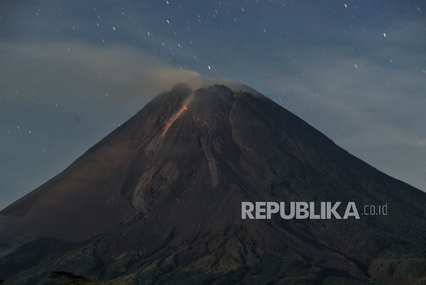 Guguran lava pijar Gunung Merapi terlihat dari Turi, Sleman, D.I Yogyakarta.