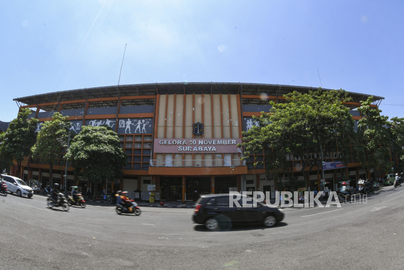 Pengendara melintas di depan pintu masuk Stadion Gelora 10 November, Surabaya, Jawa Timur.