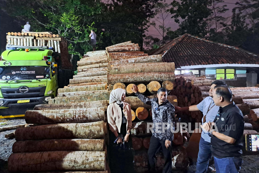 Pemilik CV Kaytama Yudi Eko Santosa (tengah) yang merupakan UMKM binaan BNI Xpora saat ditemui di tempat pengumpulan kayu miliknya di Ciamis, Jawa Barat, Sabtu (27/1/2024). 