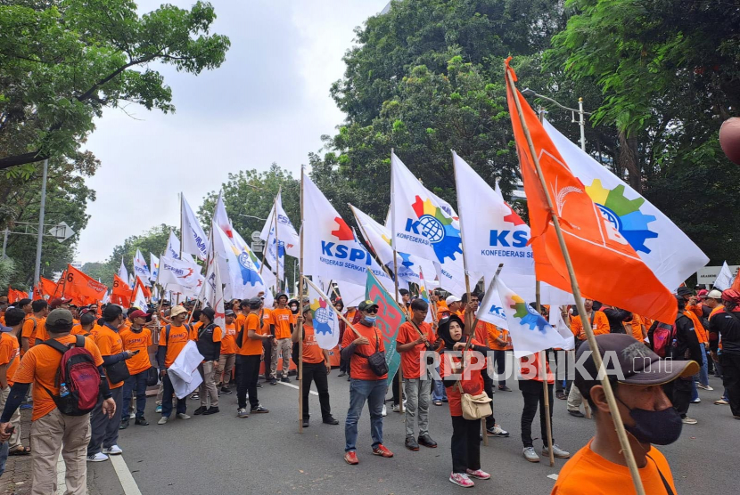 Massa aksi Hari Buruh atau May Day berkumpul di Jalan Medan Merdeka Selatan, Jakarta Pusat, Senin (1/5/2023) pagi. 