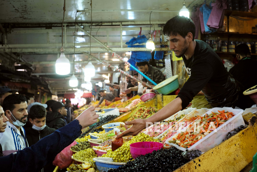 Berkunjung ke Pasar dalam Sejarah Islam. Orang-orang membeli barang di pasar souk pada hari pertama bulan suci Ramadhan di Casablanca, Maroko, Rabu, 14 April 2021. 