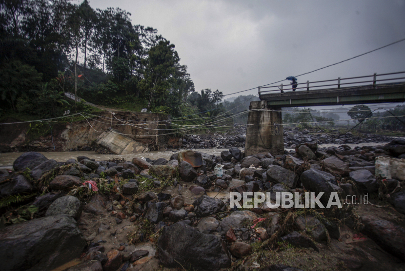 Kondisi jembatan perbatasan Kecamatan Sukajaya dan Kecamatan Nanggung yang terputus di Desa Urug, Sukajaya, Kabupaten Bogor, Jawa Barat, Selasa (7/9/2021).  Ambruknya jembatan yang disebabkan banjir bandang aliran Sungai Cidurian itu mengakibatkan akses jalan warga antar Kecamatan terputus. 