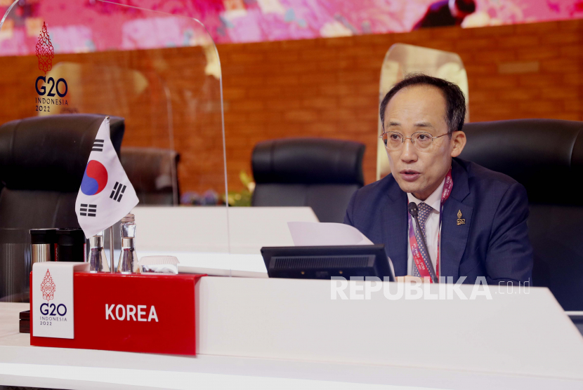 Menteri Keuangan Korea Selatan Choo Kyung-ho menghadiri Pertemuan Menteri Keuangan dan Gubernur Bank Sentral G20 di Nusa Dua, Bali, Indonesia, 16 Juli 2022. Menteri keuangan Korea Selatan pada Kamis (12/1/2023) memperingatkan kesulitan ekonomi tahun ini.