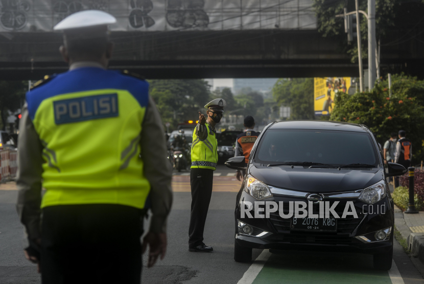 Polisi menghentikan mobil saat pemberlakuan ganjil genap di kawasan Jakarta (ilustrasi).